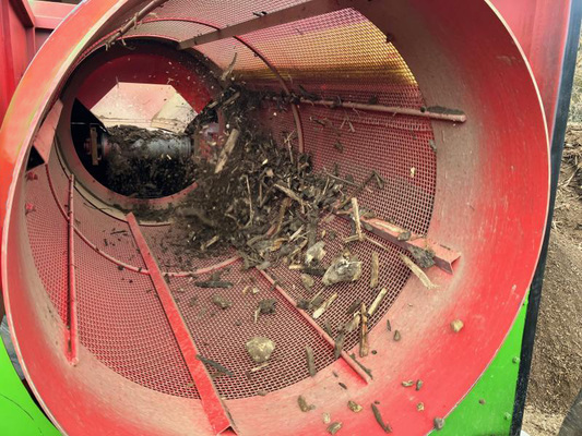 60m3/h で石を分離する移動式トランメルスクリーン コンポスト上層土と羊/牛糞